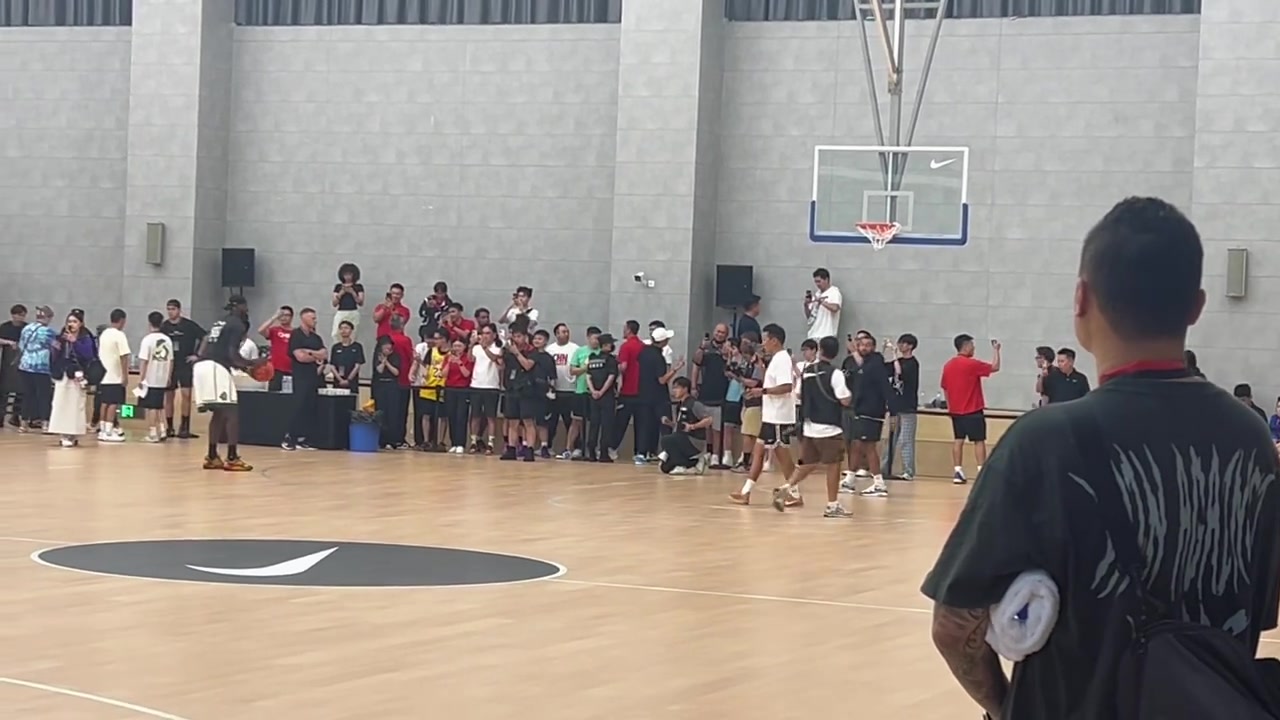 九游数字服务-这个视角瞧瞧~媒体人晒詹姆斯连续三投打铁视频：嗯……有风 有风