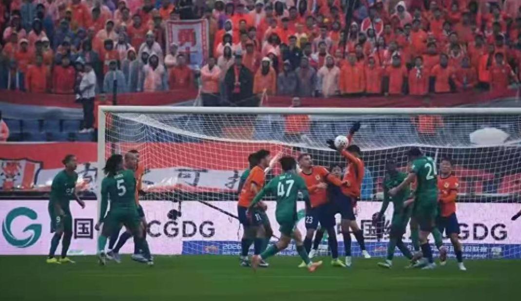 九游正版平台-京鲁大战争议瞬间被无视？国安成受害者？裁判尺度统一性引发质疑